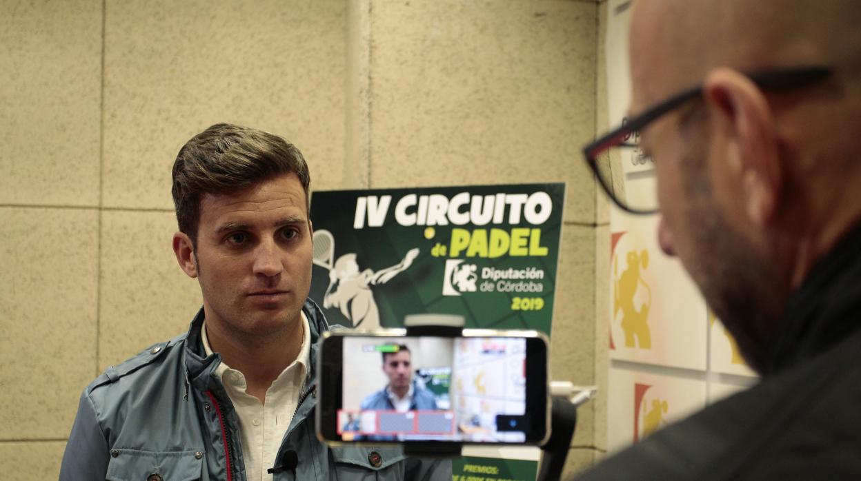 El diputado de Deportes, Martín Torralbo, con el cartel del circuito de pádel al fondo