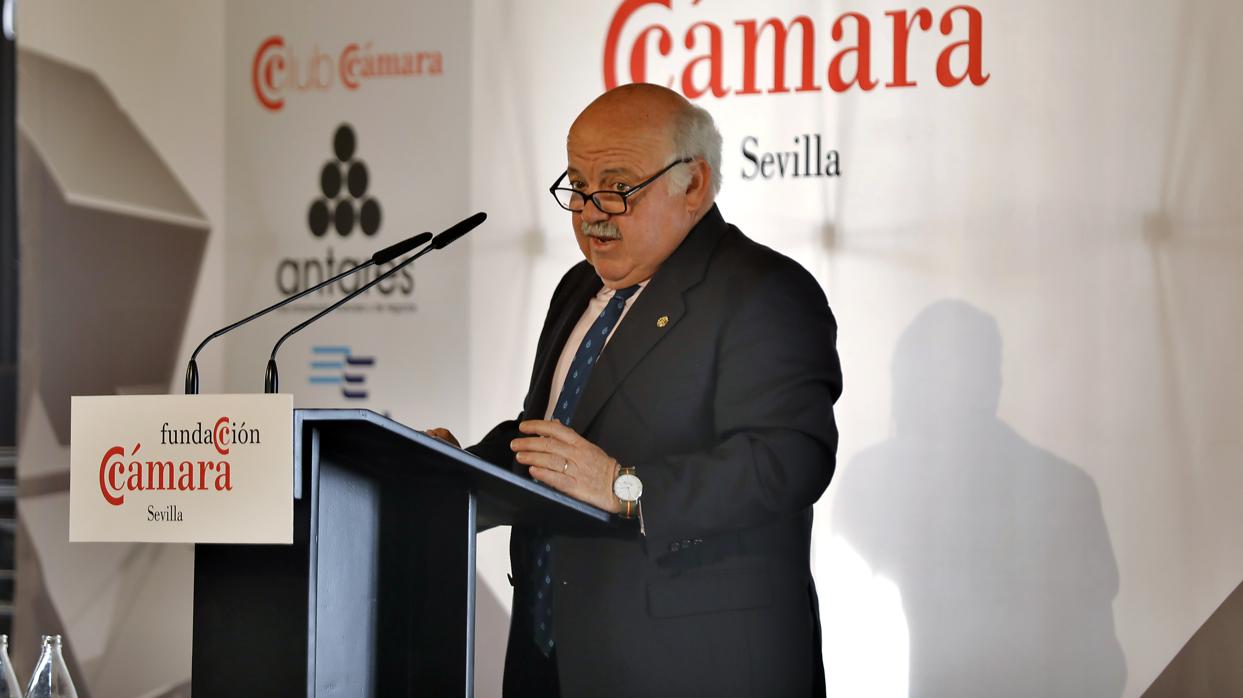 El consejero de Salud, Jesús Aguirre durante su conferencia en el Foro Fundación Cámara de Sevilla