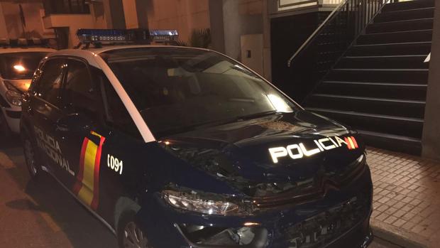 Atacan en Linares a policías nacionales con bates, palos y piedras cuando intentaban detener a dos personas