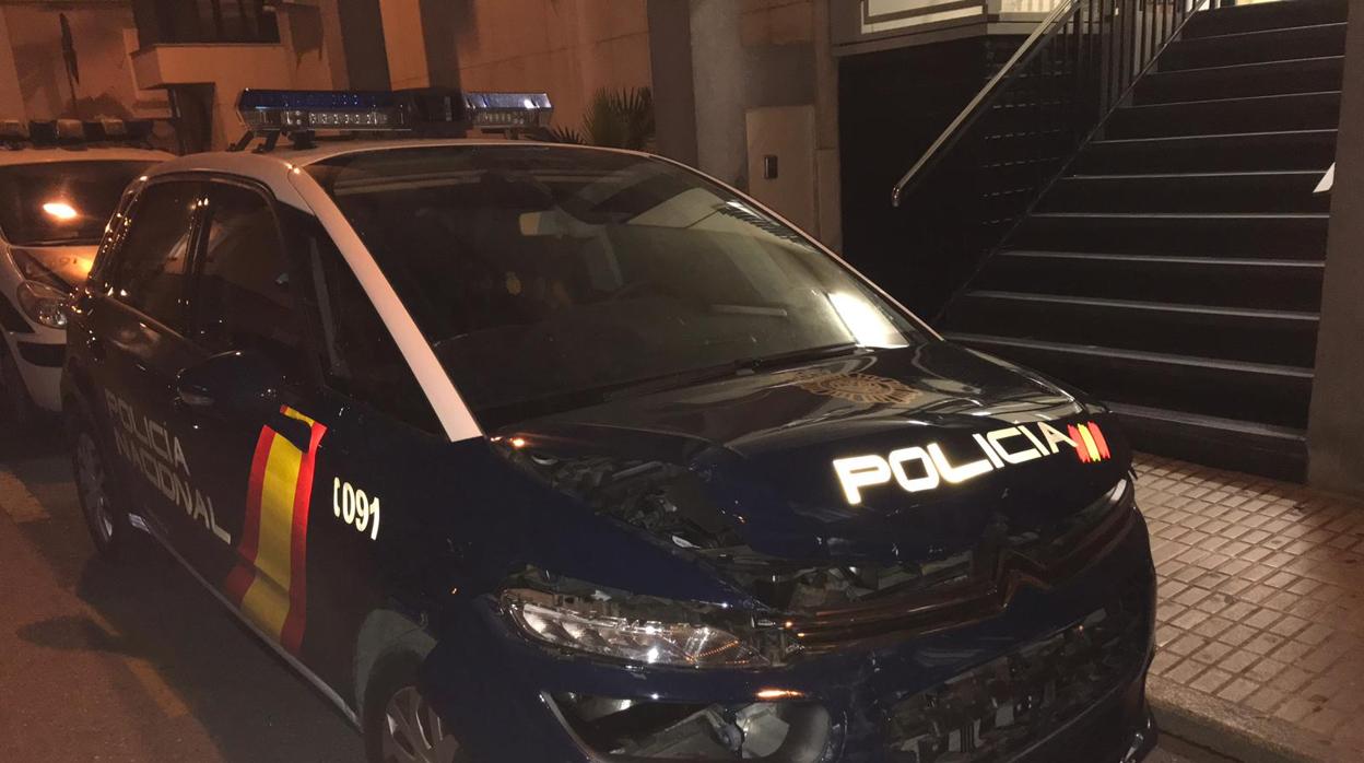 Estado del coche patrulla de la Policía nacional tras la colisión