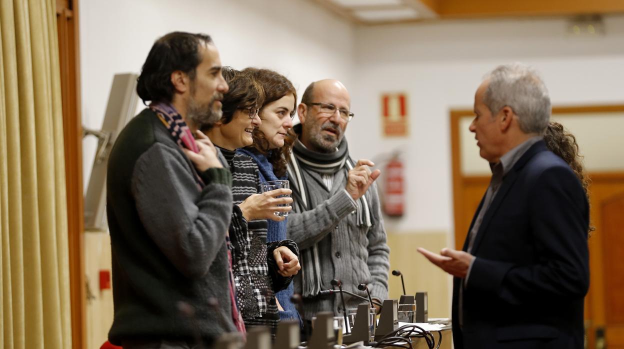 Concejales de Ganemos y de IU conversan en un Pleno