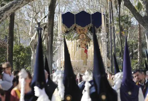 La Virgen de la Estrella, por los Jardines de la Agricultura en la Semana Santa de Córdoba