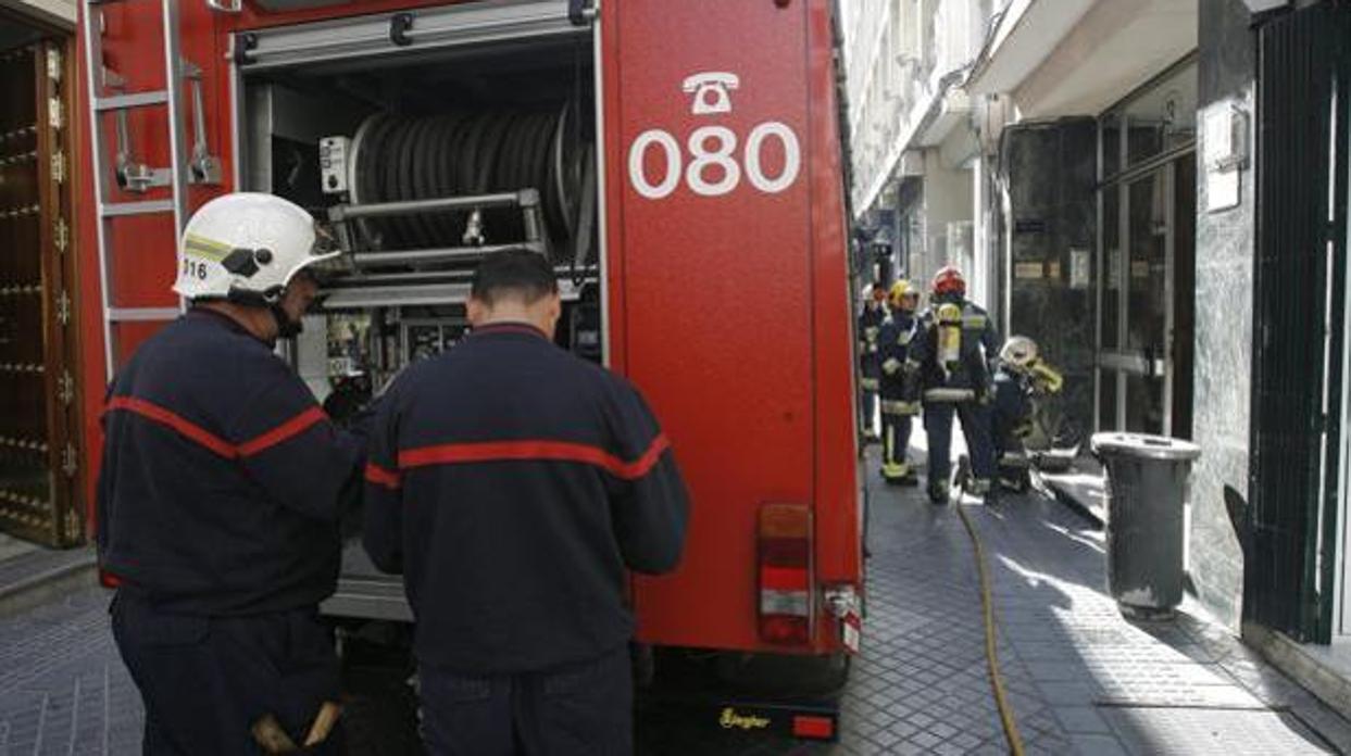 Bomberos durante una intervención en una imagen de archivo