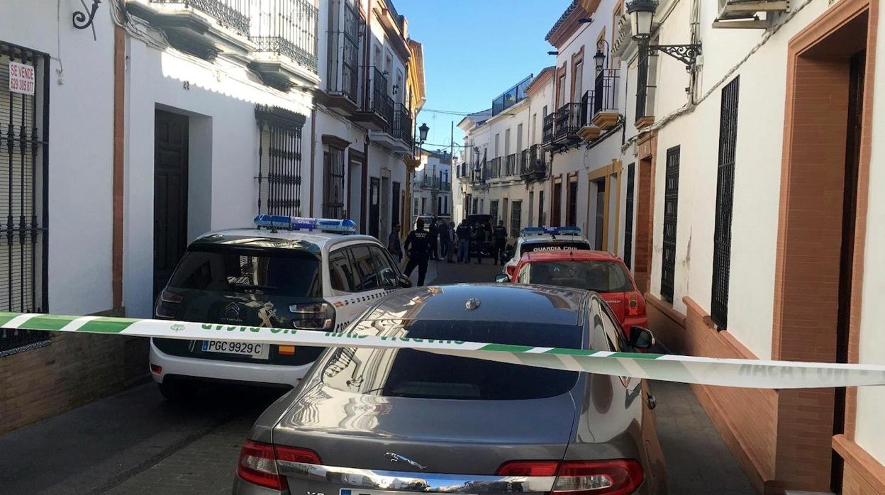 La calle de Bollullos donde se encuentra la vivienda, acordonada