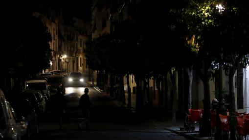 Un coche desciende por la calle San Fernando, pendiente de una reforma integral