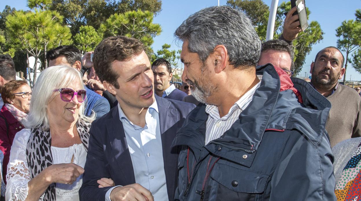 El presidente del PP, Pablo Casado, con Juan José Cortés en Huelva el día de su afiliación