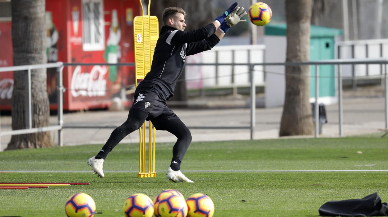 El portero del Córdoba CF Marcos Lavín atrapa un pelota