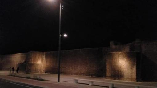 Iluminación de la muralla tras la primera fase de la reforma de la Ronda del Marrubial