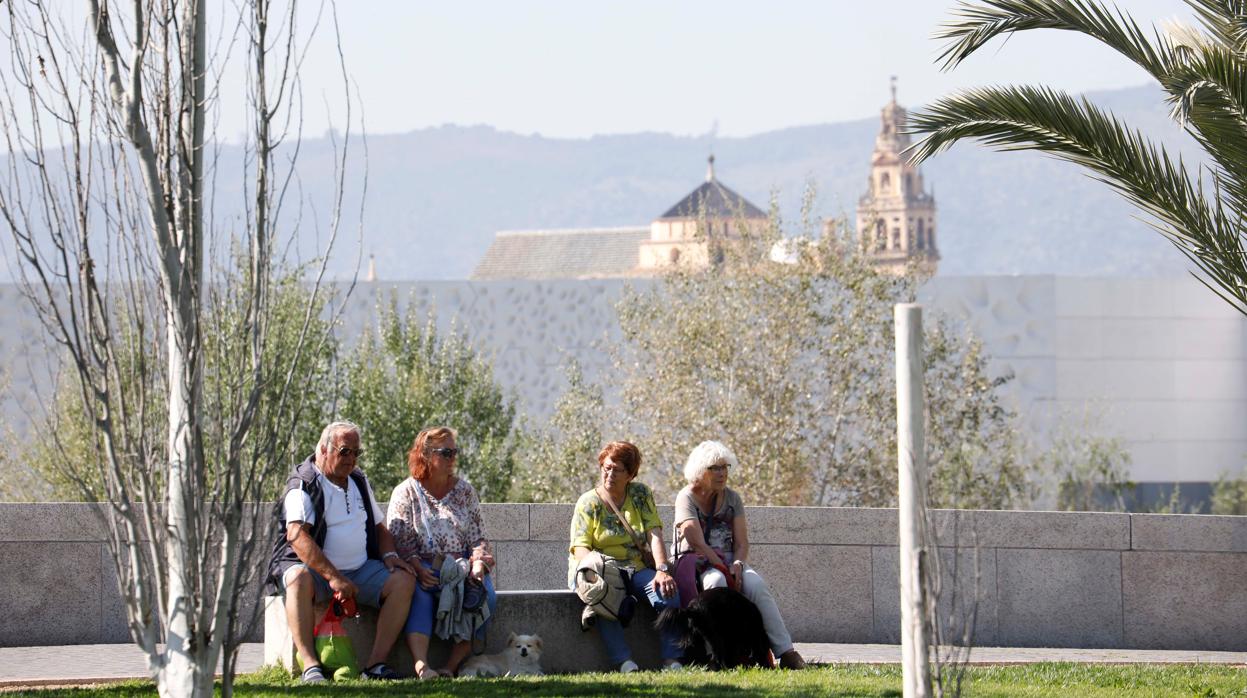 Turistas en manga corta esta misma semana en Córdoba