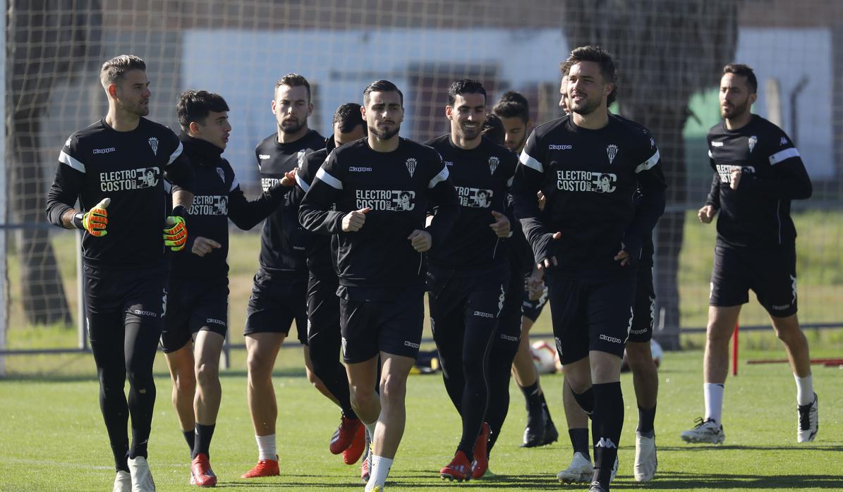 La plantilla del Córdoba durante un entrenamiento