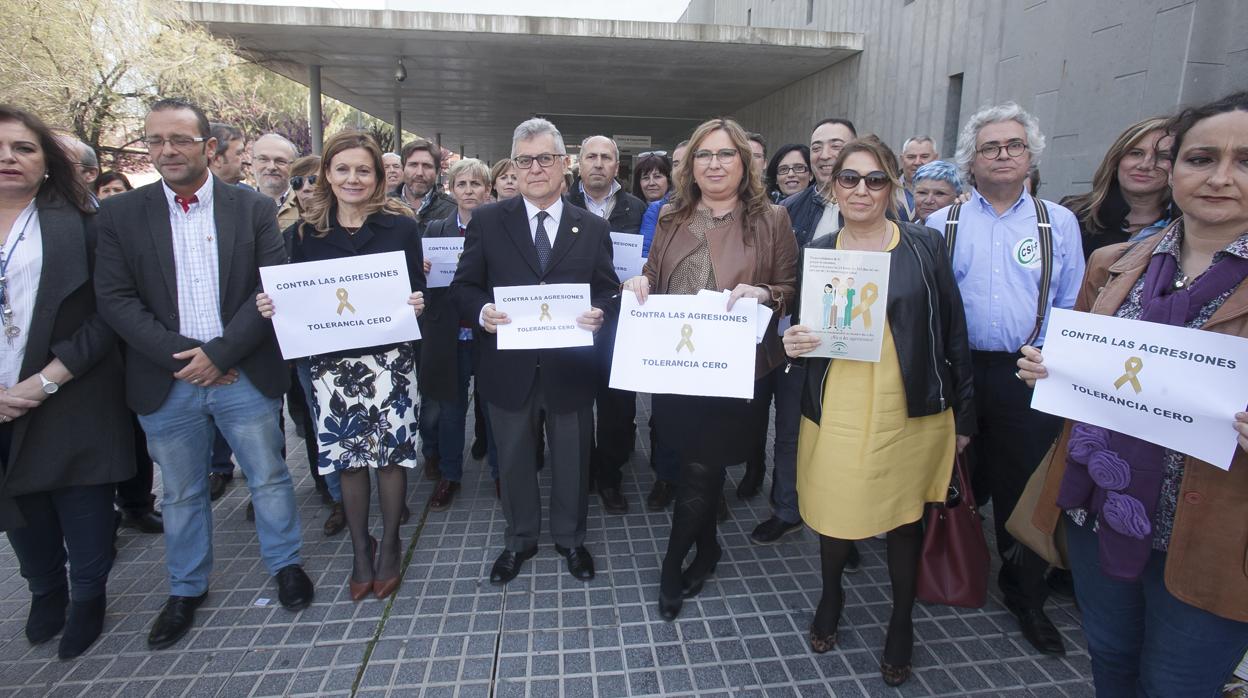 Concentración por una agresión a un profesional sanitario en Córdoba