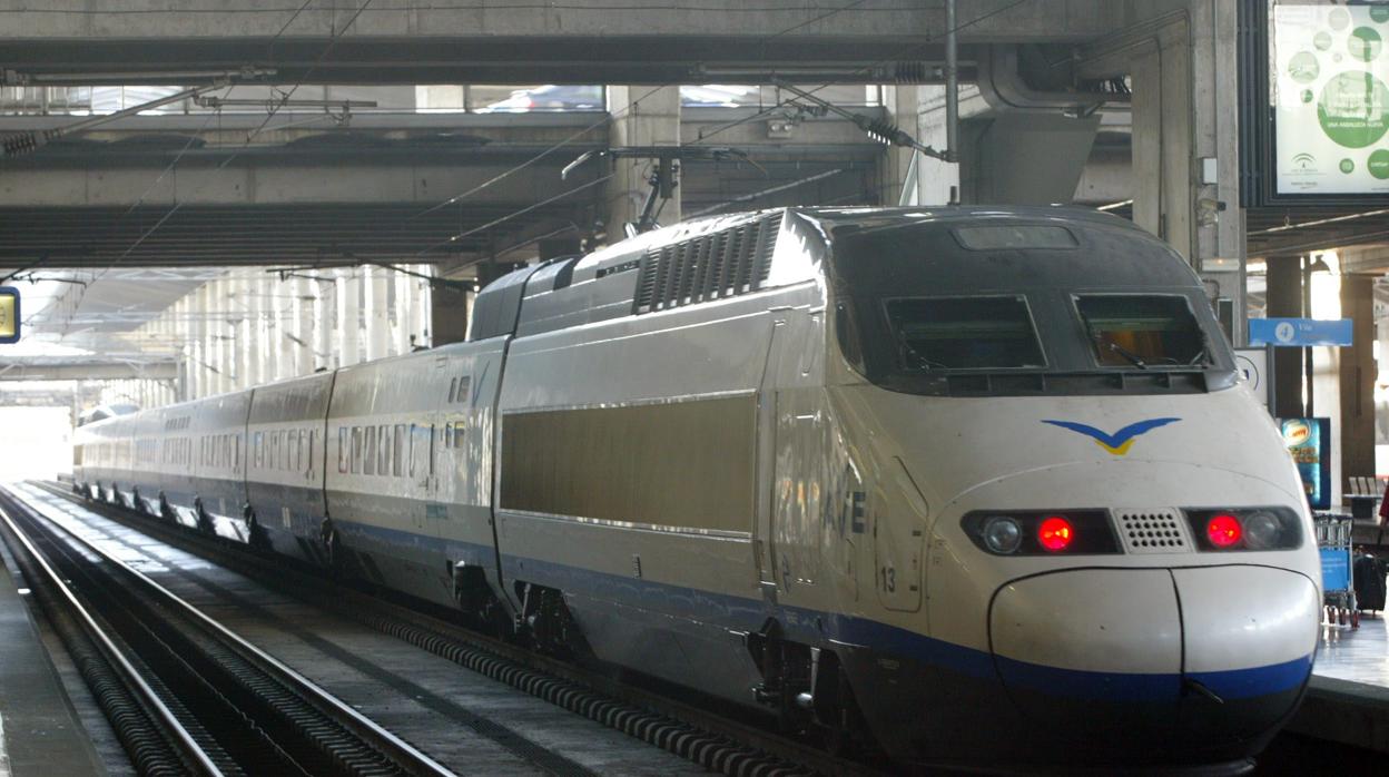 Un tren Ave a su paso por Córdoba