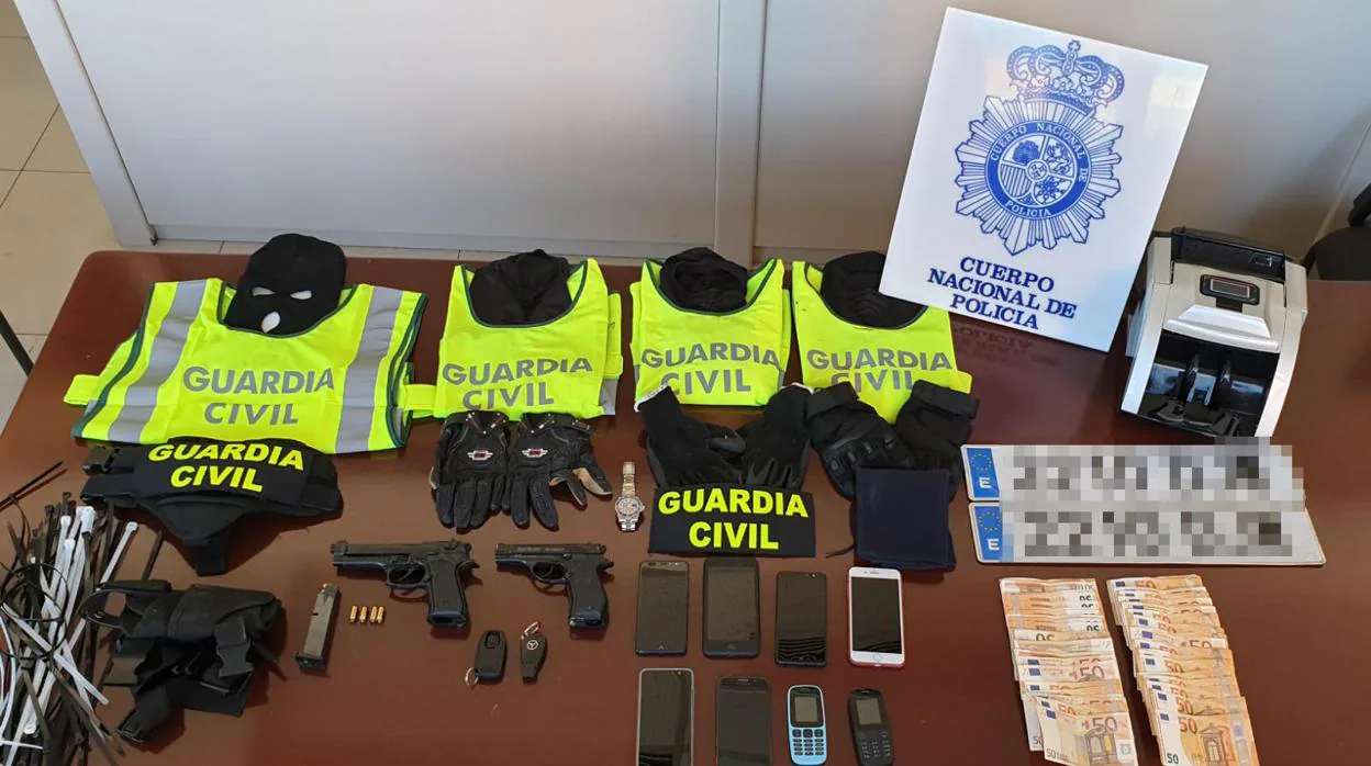Disfraces de agentes de la Guardia Civil y material incautado por la Policía Nacional en la operación