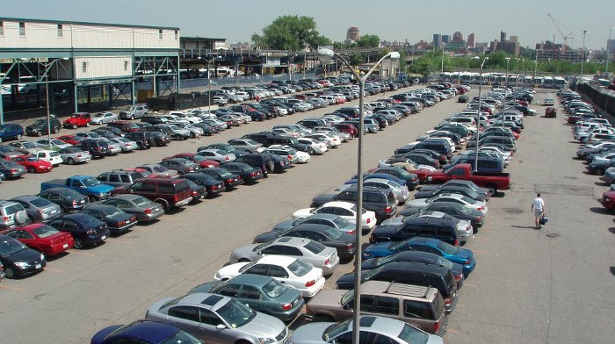 Aparcamiento lleno de coches en una imagen de archivo