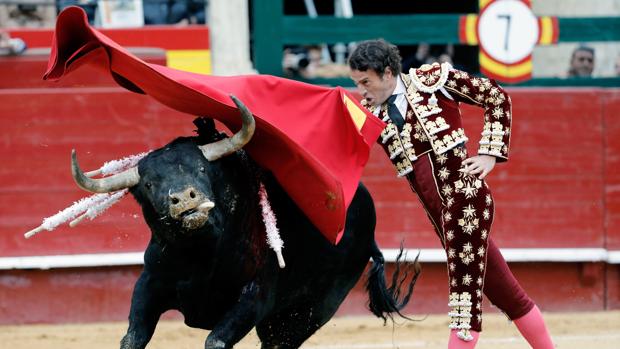 Finito de Córdoba corta la única oreja del cierre de la Feria Taurina de Fallas en Valencia