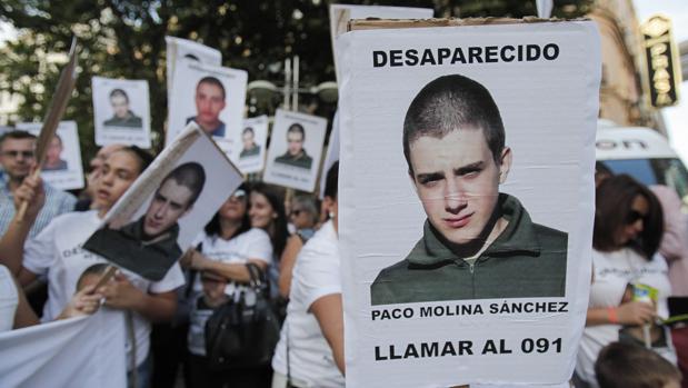 El padre de Paco Molina pide revisar las fotos tomadas en julio de 2015 en el centro de Córdoba y la estación