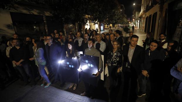 Un grupo de comerciantes se rebela contra su patronal por la «guerra de las farolas» de Córdoba