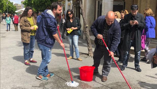 Podemos de Jerez limpia con lejía la calle donde Vox repartió propaganda