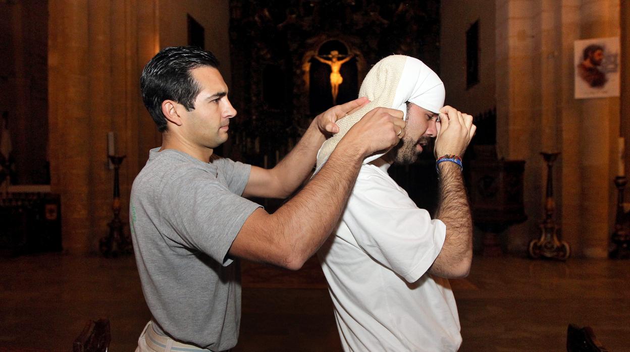 Costaleros frente al Santísimo Cristo de la Misericordia, en el interior de la basilica menor de San Pablo