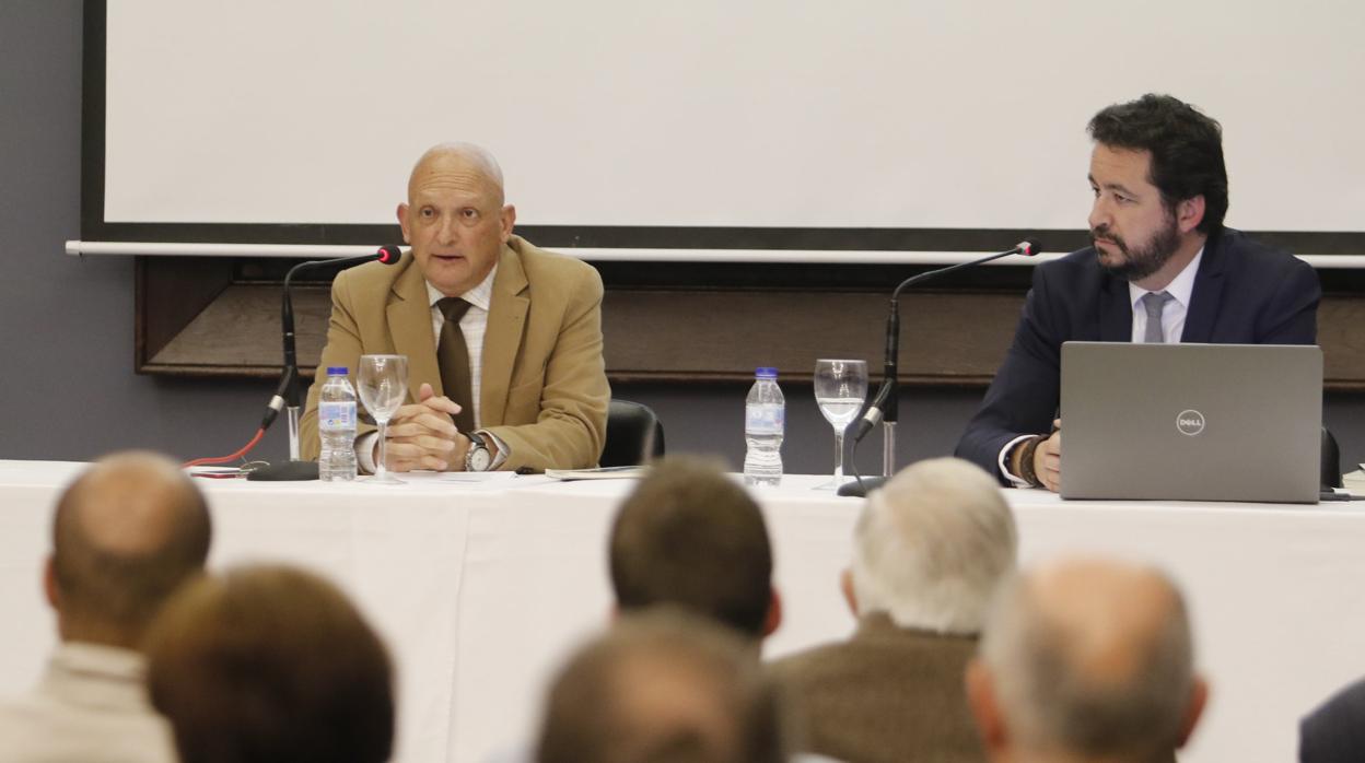 El profesor Enrique Ávila, durante su ponencia