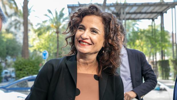 La ministra María Jesús Montero, jefa de la oposición por la vía de los hechos