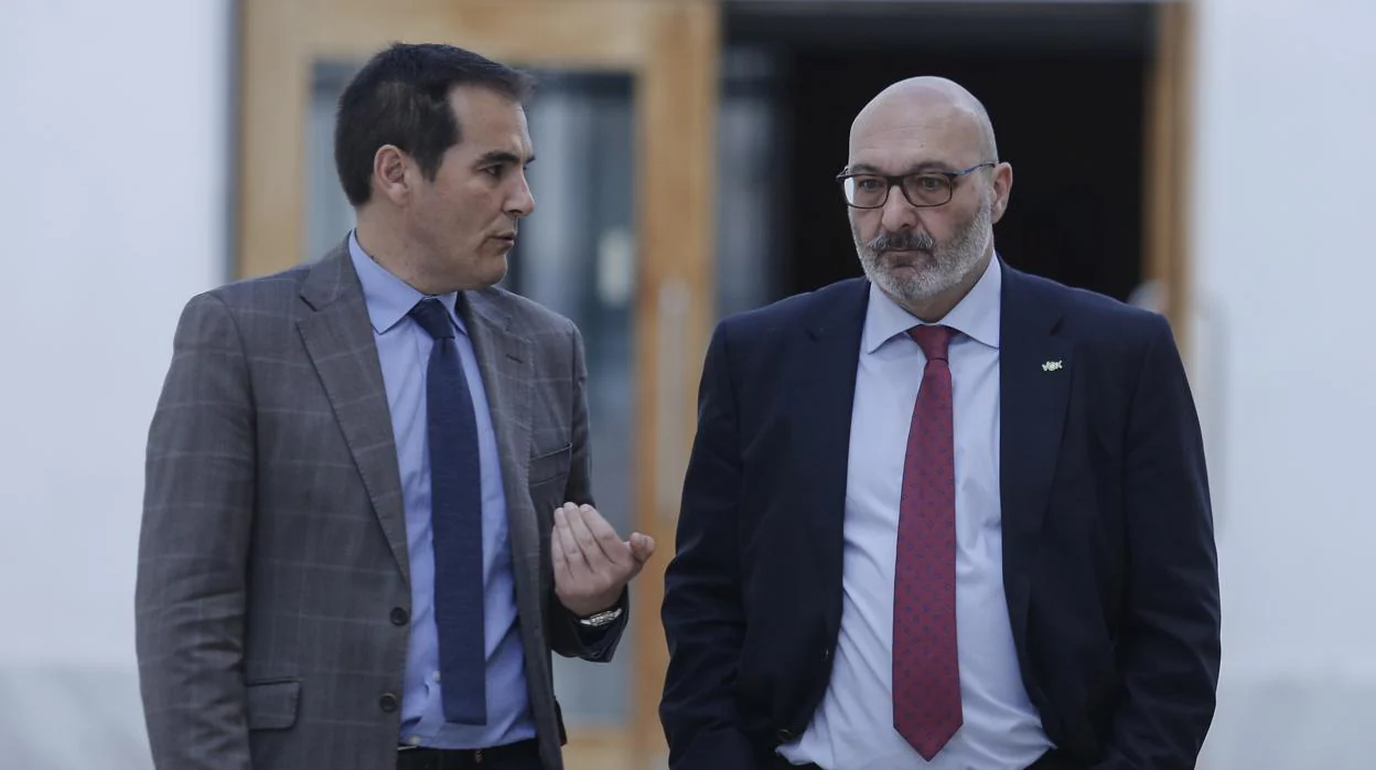 El portavoz parlamentario del PP, José Antonio Nieto (i), conversa con el portavoz de Vox, Alejandro Hernández