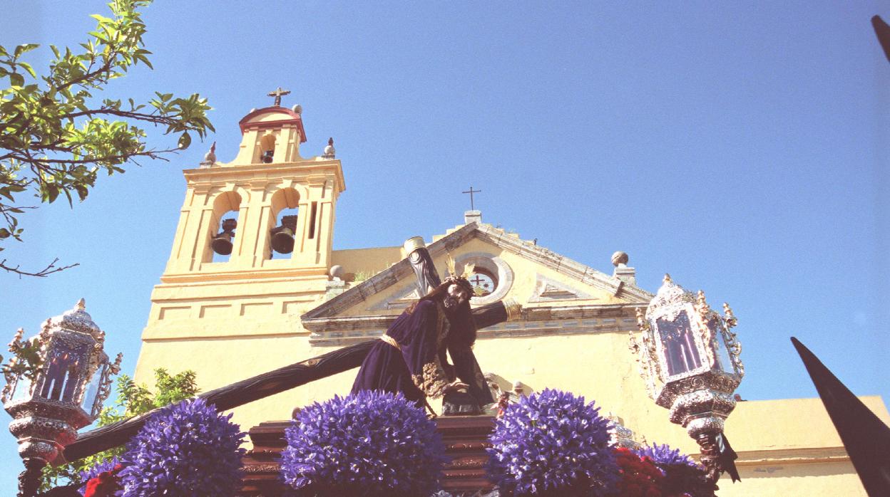 Jesús Caído, el Jueves Santo de 2000 ante la iglesia de San Cayetano