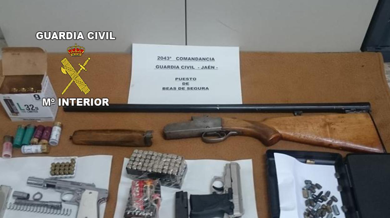 Armas encontradas por los agentes durante el registro