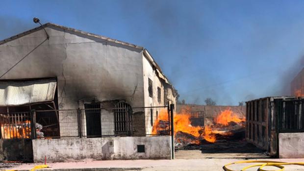 Encuentran un cadáver carbonizado en una nave industrial de Málaga