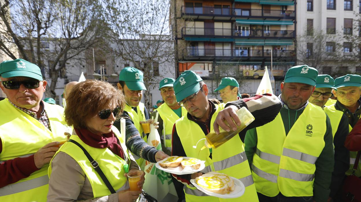 Reparto de aceite organizado por UPA en Córdoba para protestar bajo los precios