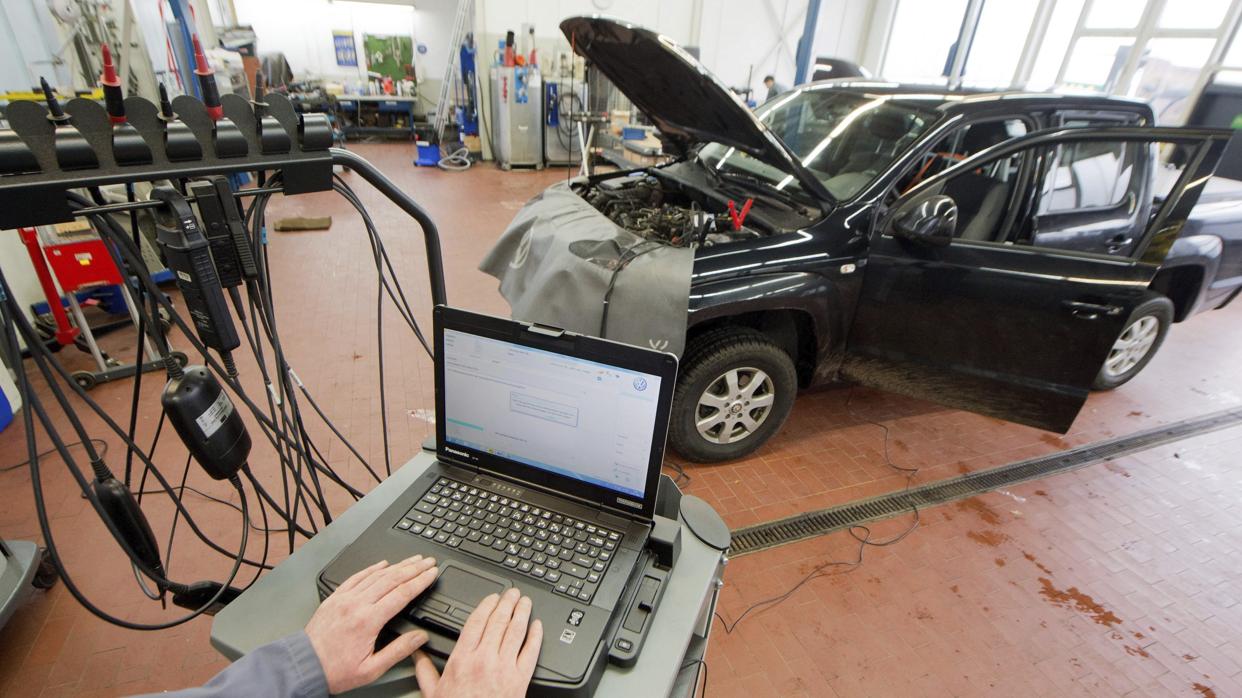 Un técnico repara un vehículo con un programa informático