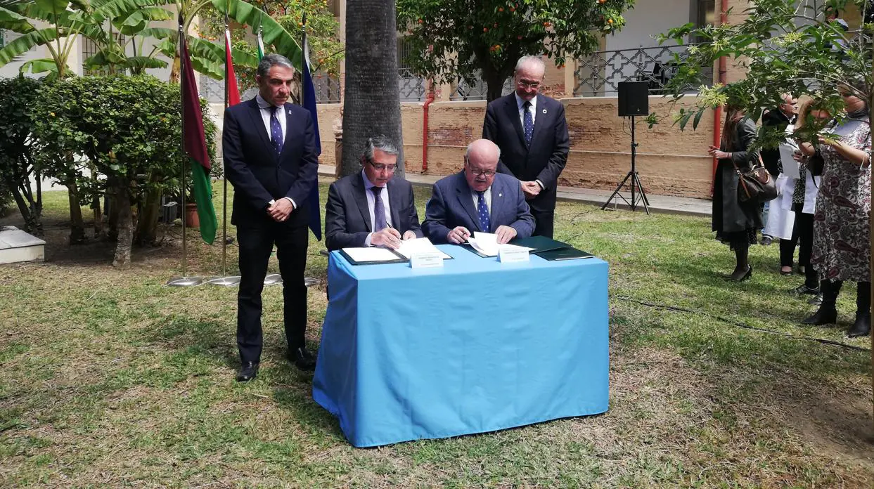 El presidente de la Diputación, Francisco Salado, y el consejero de Salud, Jesús Aguirre, firman la cesión
