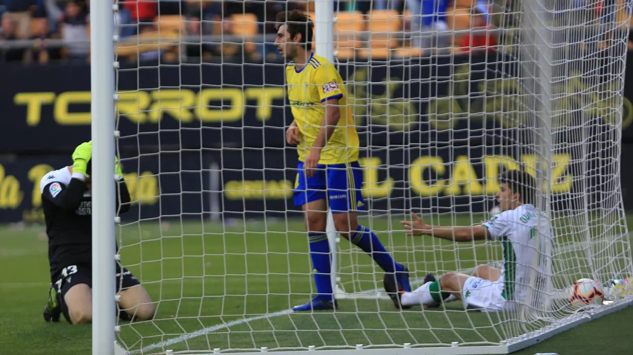 Carlos Abad y Quintanilla se lamentan del fallo del primer gol