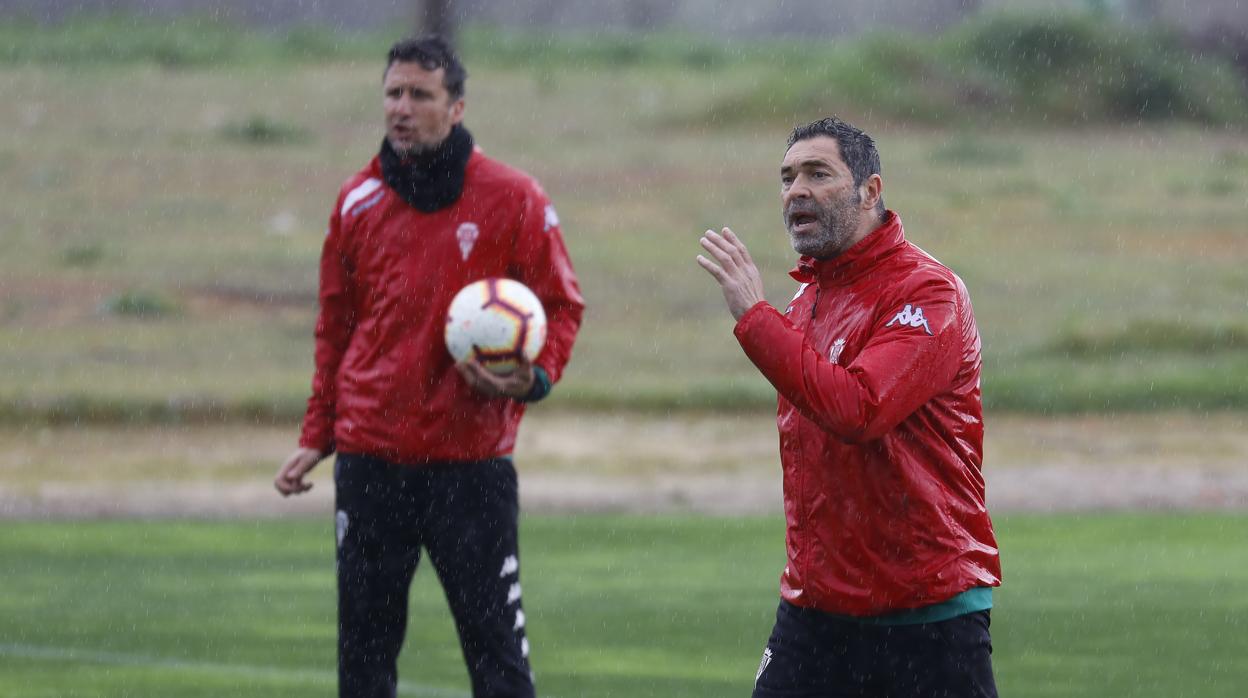 El entrenador del Córdoba, Rafael Navarro, junto Gaspar Gálvez