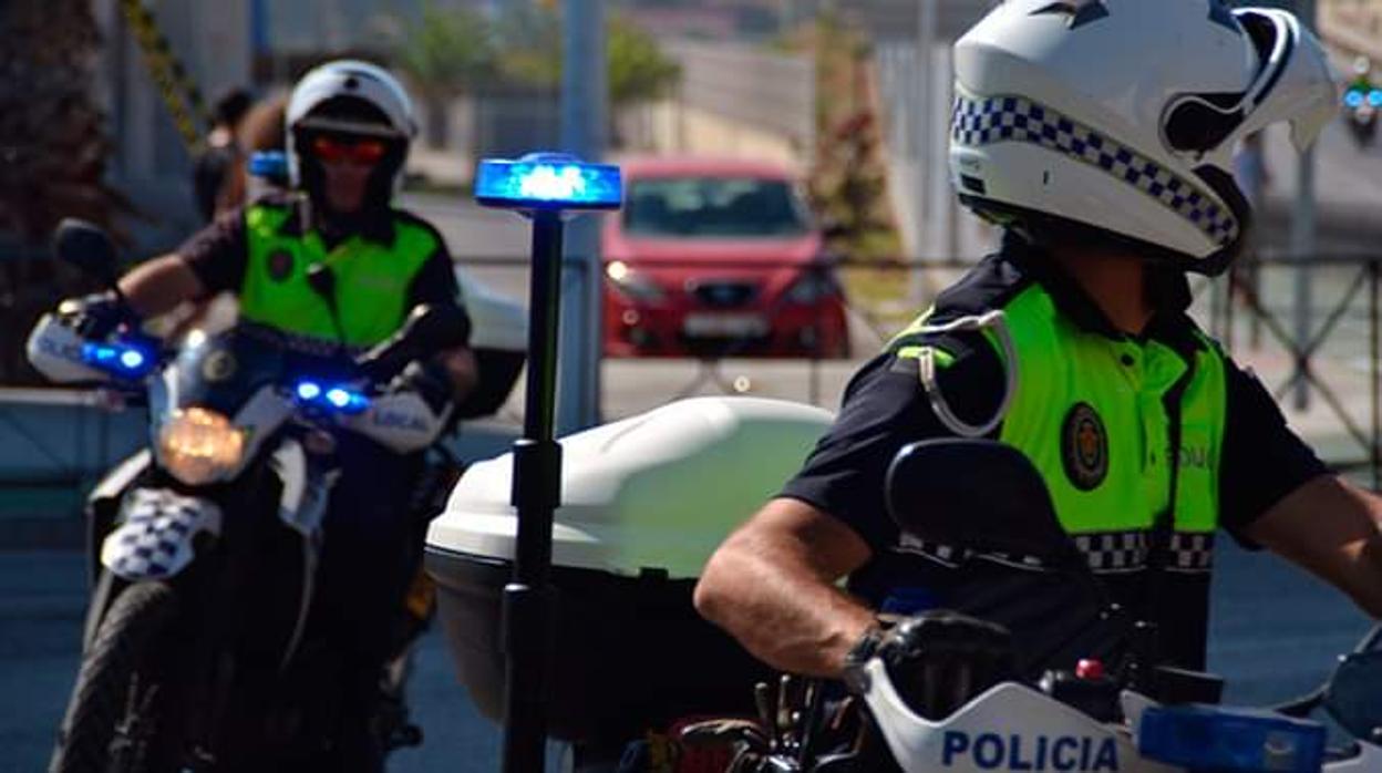 dos agentes de la Unidad de Motos de la Policía Local de Algeciras