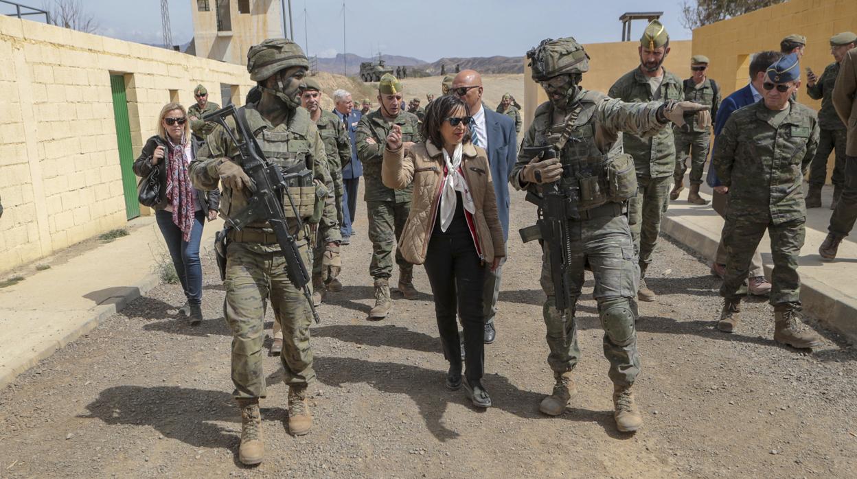 La ministra de Defensa durante su visita a la base ‘Álvarez de Sotomayor’ de la Legión en Almería