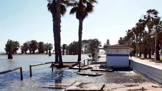 Las playas de la Costa Tropical, las más dañadas por los fuertes vientos