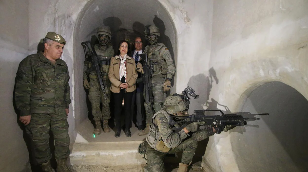 La ministra de Defensa durante su visita a la base de la Legión en Viatór (Almería)