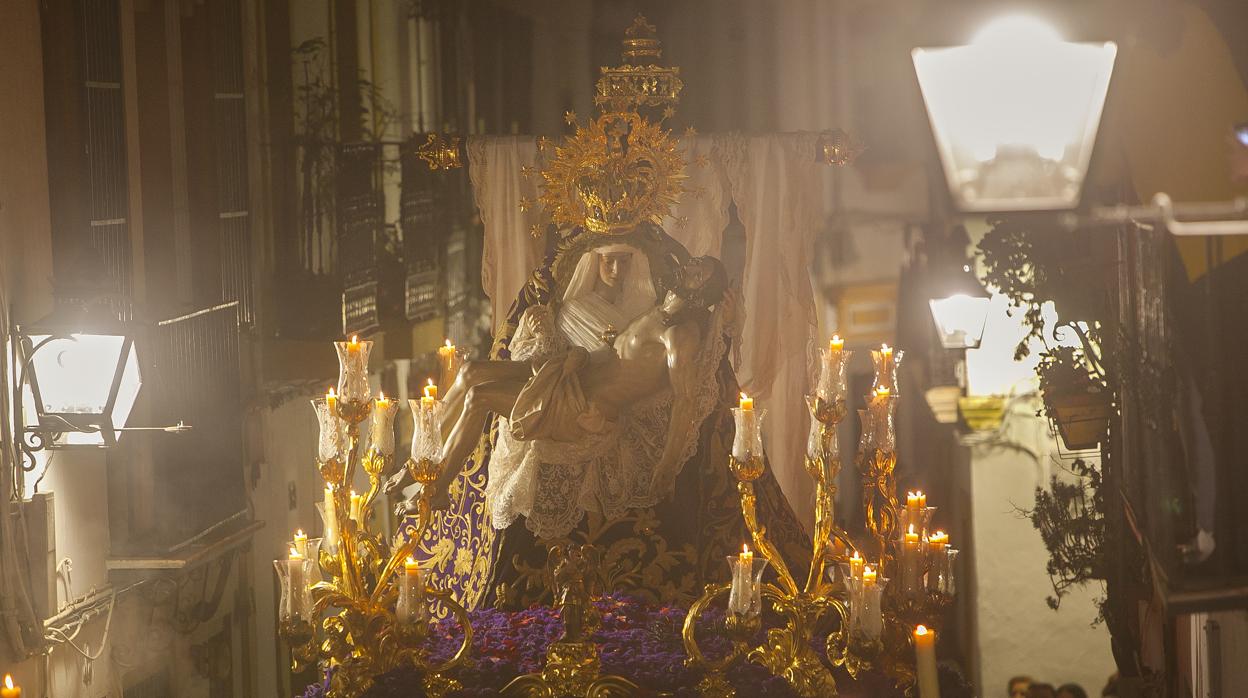 Nuestra Señora de las Angustias durante su salida procesional el Jueves Santo por las calles de Córdoba