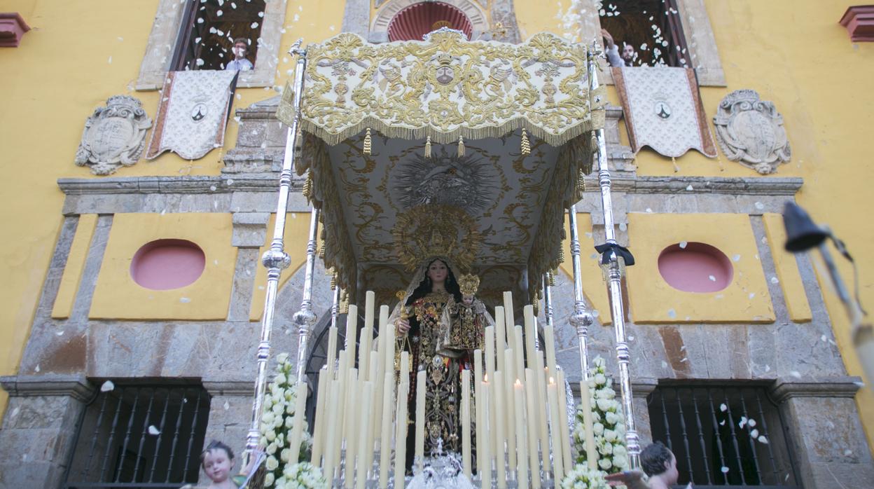 Salida de Nuestra Señora del Carmen de Puerta Nueva desde la iglesia de San Cayetano