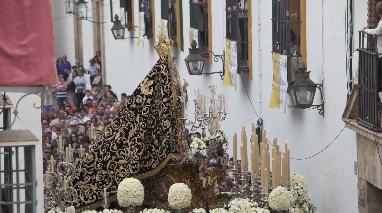 La Virgen de los Dolores, con su manto llamado de los dragones un Viernes Santo de Córdoba