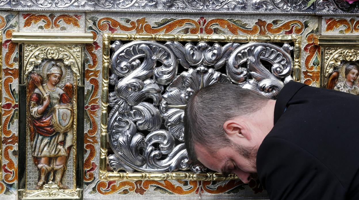 Un capataz da instrucciones en la Semana Santa de Córdoba