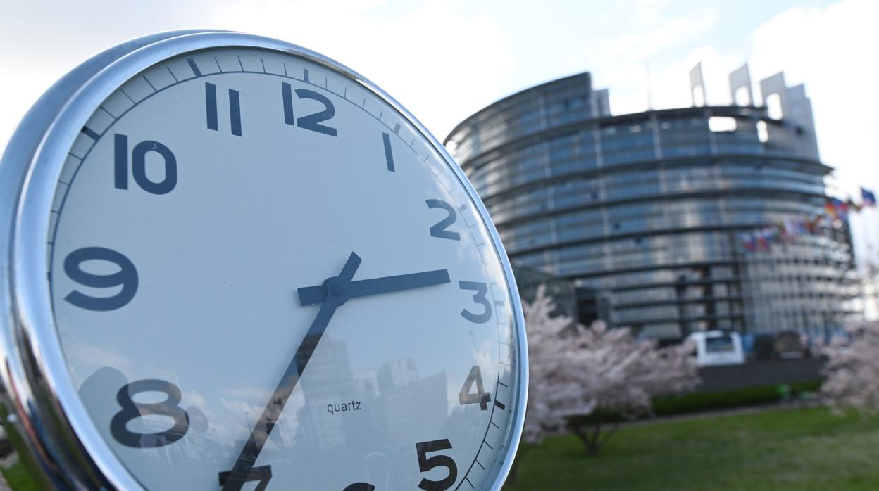 Un reloj ante el Parlamento de Estrasburgo, donde se decide el cambio de hora