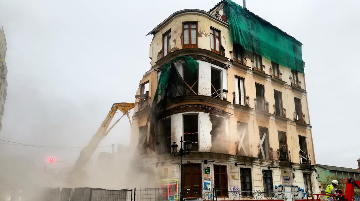 El edificio de La Mundial siendo derribado el pasado domingo