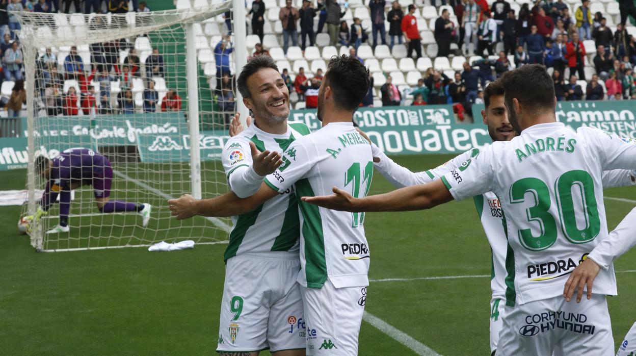 El delantero del Córdoba CF Federico Piovaccari celebra el 1-0 blanquiverde al Mallorca