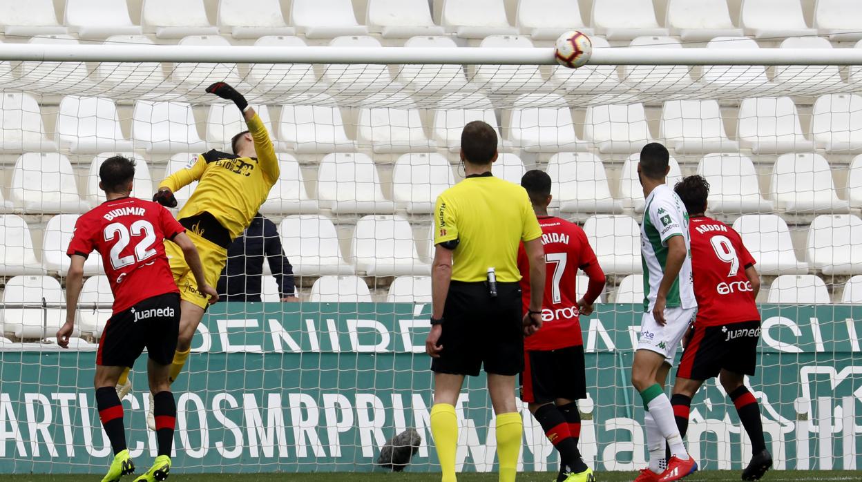 Marcos Lavín vuela mientras el balón se estrella en el larguero en el minuto 96