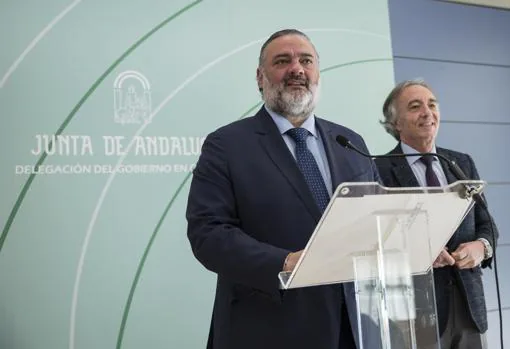 El delegado de la Junta en Granada, Pablo García, junto al delegado de Salud, Indalecio Sánchez-Montesinos.