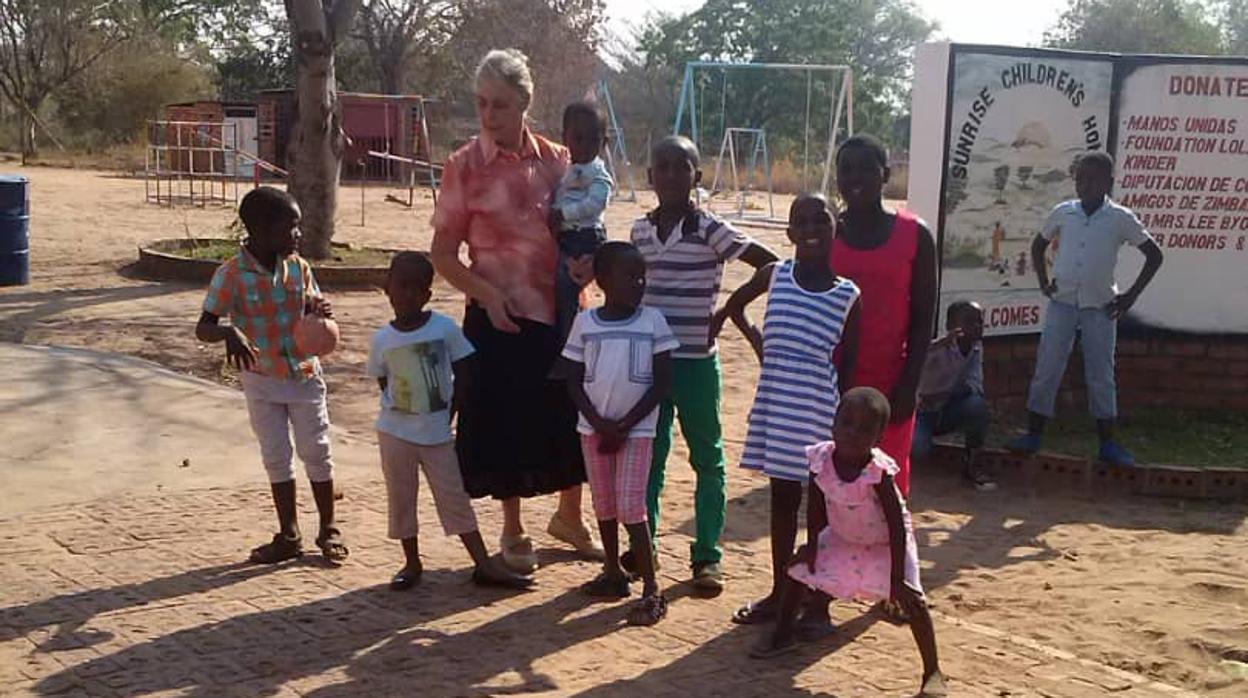 La monja Lola Pérez, en la misión de Zimbabwe
