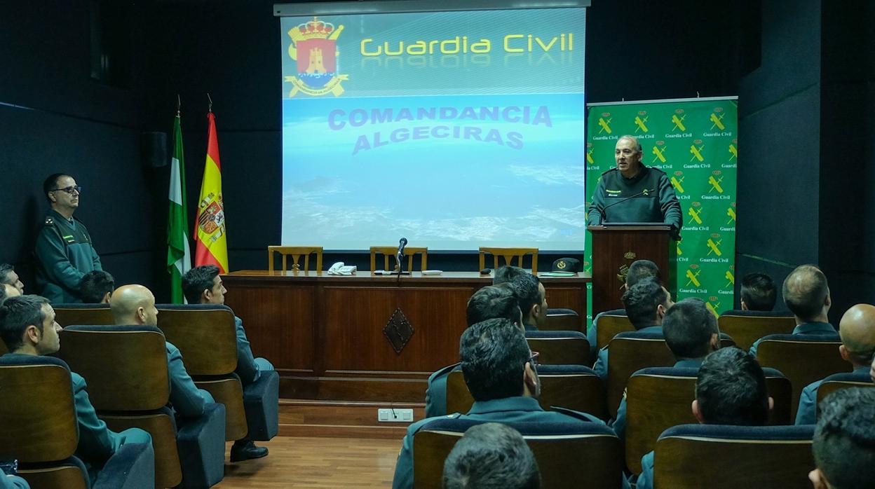 El coronel jefe de la Comandancia de Algeciras da la bienvenida a los nuevos agentes