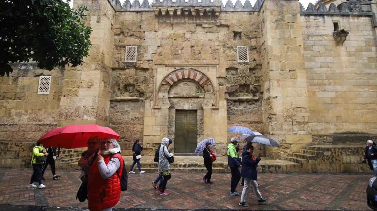 Turistas con paraguas junto a la Mezquita-Catedral de Córdoba